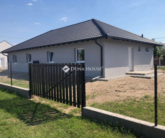 Eladó ikerház, Felsőpakonyban 69 M Ft, 3 szobás