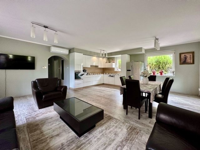 Eladó családi ház, Pécsett 250 M Ft, 9 szobás