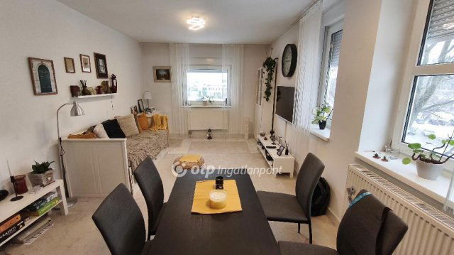 Eladó téglalakás, Székesfehérvárott 79.9 M Ft, 3 szobás