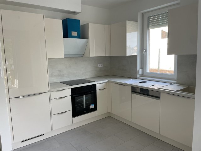 Eladó téglalakás, Vácon 99.5 M Ft, 4 szobás