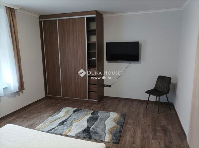 Eladó téglalakás, Pécsett 49.9 M Ft, 1 szobás