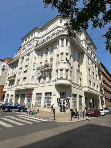 Eladó téglalakás, Budapesten, V. kerületben, Honvéd utcában
