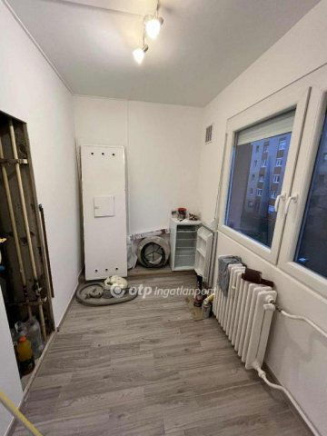 Eladó panellakás, Dunaújvárosban 29.5 M Ft, 1 szobás