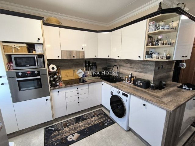 Eladó panellakás, Pécsett 62.9 M Ft, 3 szobás