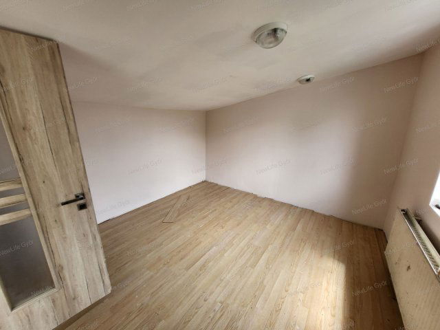 Eladó családi ház, Győrött 24 M Ft, 3 szobás