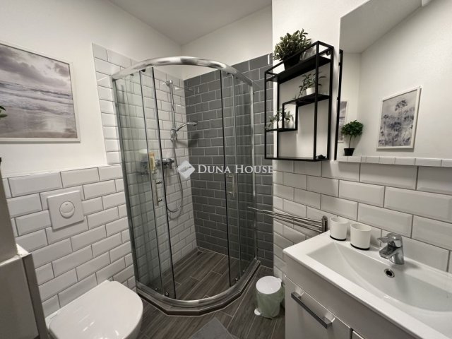 Eladó téglalakás, Budapesten, VI. kerületben 33 M Ft, 1 szobás