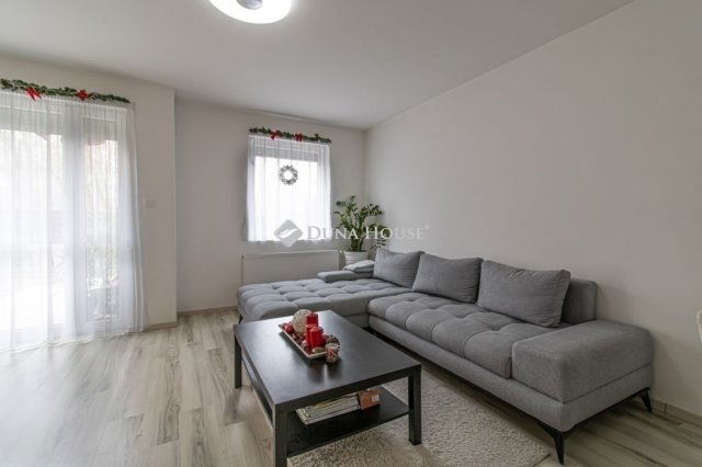 Eladó téglalakás, Vecsésen 113.9 M Ft, 5 szobás