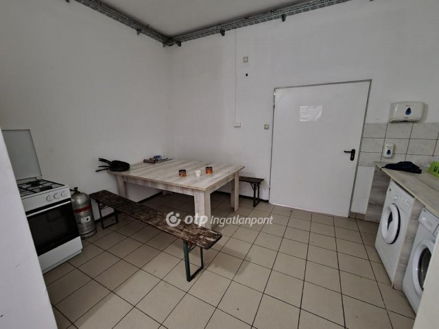 Eladó családi ház, Pápán 249 M Ft, 9+11 szobás
