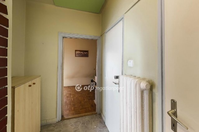 Eladó téglalakás, Cegléden 36.9 M Ft, 2 szobás