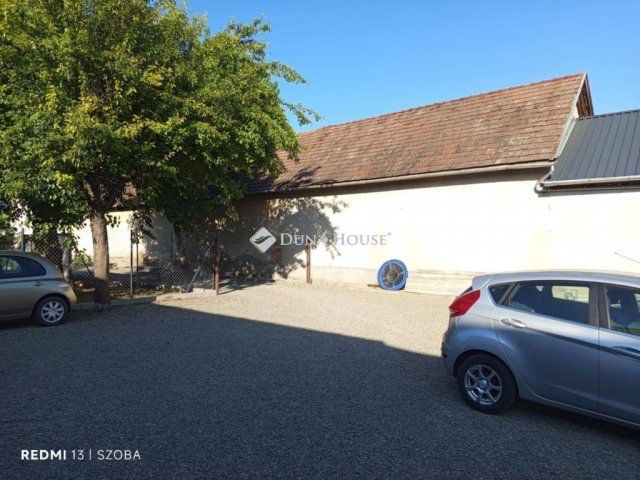 Eladó családi ház, Vecsésen 165 M Ft, 11 szobás