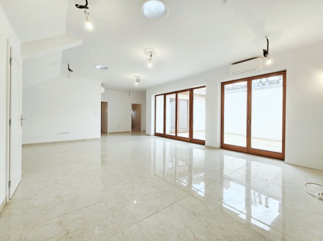 Eladó téglalakás, Vácon 119 M Ft, 4 szobás