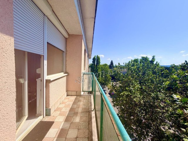 Eladó téglalakás, Oroszlányban, Rákóczi Ferenc úton 28.5 M Ft