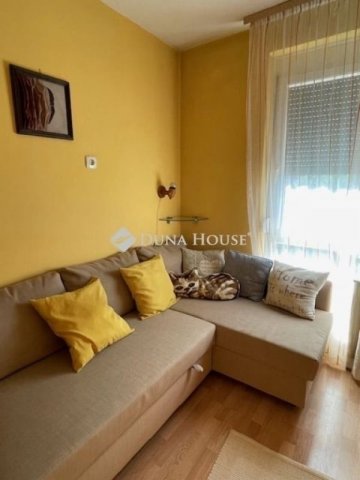 Eladó panellakás, Pécsett 58.7 M Ft, 3 szobás