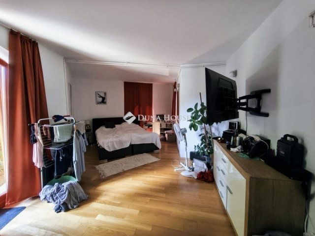 Eladó családi ház, Pécsett 129 M Ft, 6 szobás