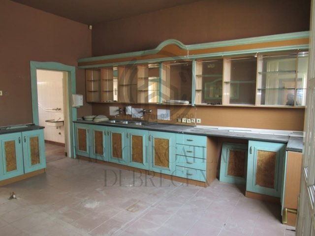 Kiadó üzlethelyiség, Debrecenben, Árpád téren 350 E Ft / hó