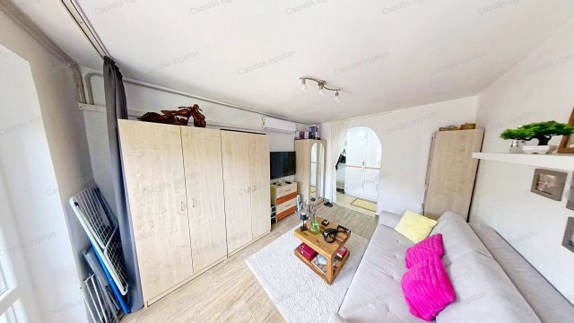 Eladó panellakás, Hajmáskéren 34 M Ft, 2 szobás