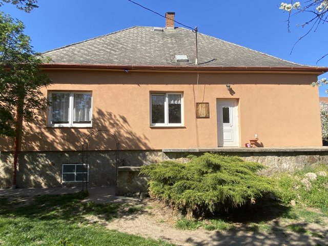 Eladó családi ház, Komáromban 56 M Ft, 3 szobás