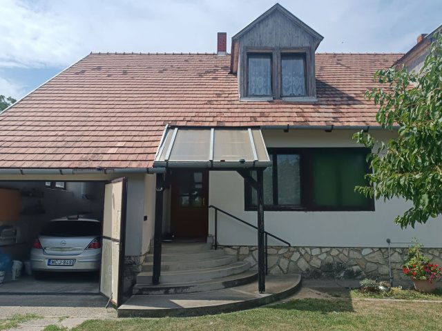 Eladó ikerház, Nyirádon 27.5 M Ft, 4 szobás