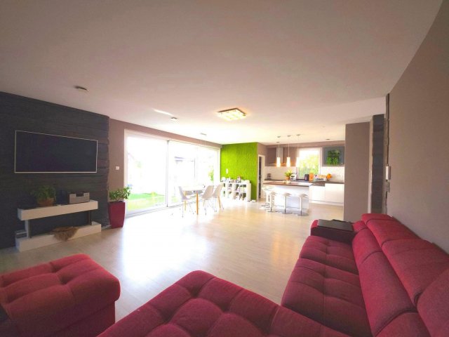 Eladó családi ház, Deszken 309 M Ft, 5+2 szobás