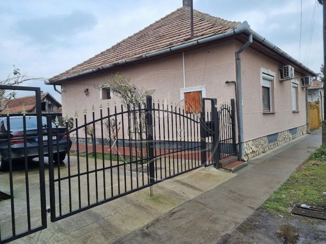 Eladó családi ház, Békésen 27.9 M Ft, 3 szobás