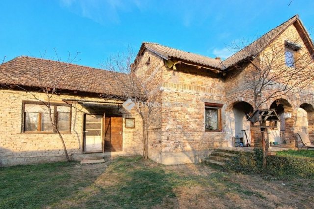 Eladó családi ház, Kajárpécen 39.9 M Ft, 7 szobás