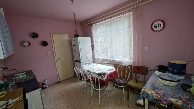 Eladó családi ház, Arlón 18 M Ft, 4+1 szobás