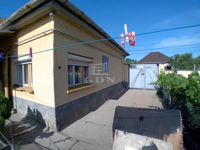 Eladó családi ház, Baján 26.5 M Ft, 2 szobás