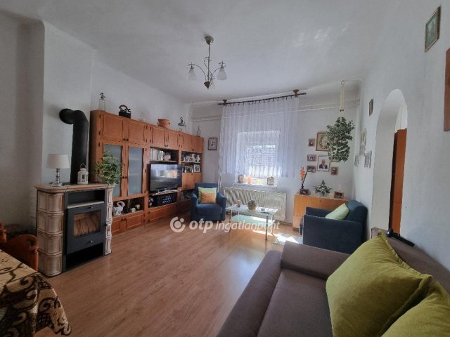 Eladó családi ház, Pápateszéren 43.99 M Ft, 2 szobás