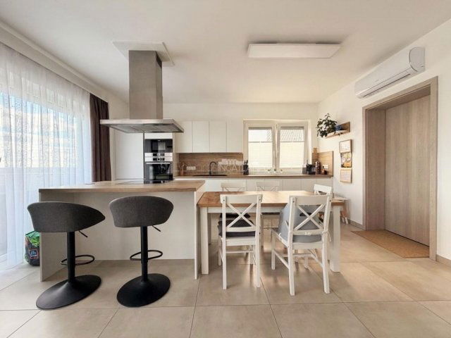 Eladó téglalakás, Szombathelyen 89.9 M Ft, 4 szobás