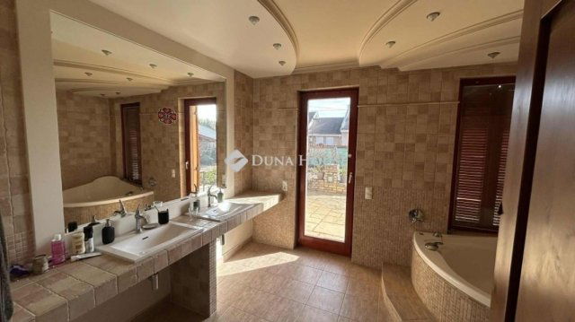 Eladó családi ház, Kecskeméten 172 M Ft, 5 szobás