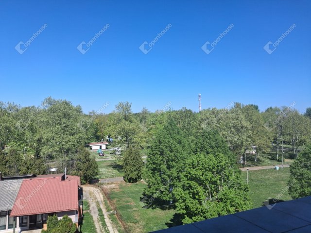 Eladó téglalakás, Komáromban 112 M Ft, 8 szobás
