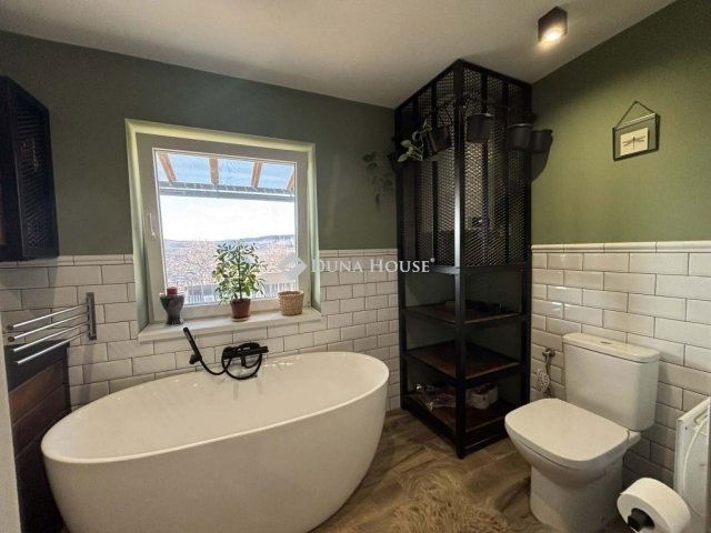 Eladó családi ház, Pécsett 124.9 M Ft, 3 szobás