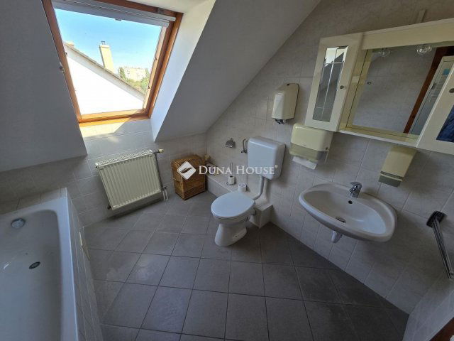 Eladó családi ház, Veszprémben, Hársfa utcában 179 M Ft