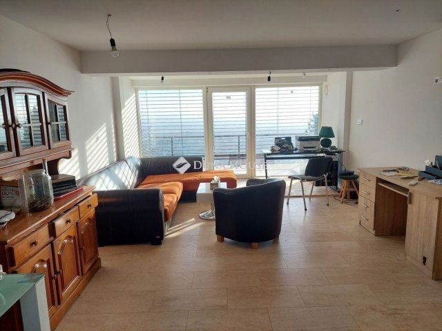 Eladó családi ház, Pécsett 53.5 M Ft, 2 szobás