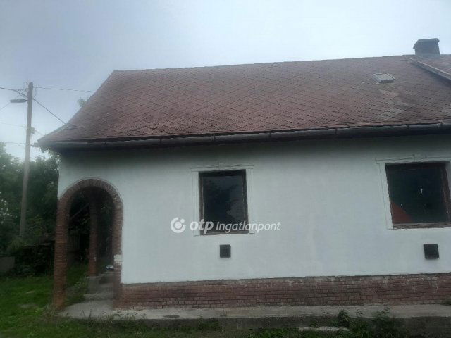 Eladó családi ház, Tinnyén 39.9 M Ft, 6 szobás