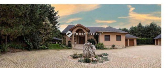 Eladó családi ház, Kecskeméten 400 M Ft, 10 szobás