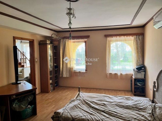 Eladó családi ház, Pécsett 65 M Ft, 6 szobás