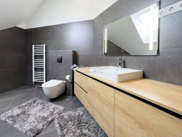 Eladó családi ház, Velencén 339 M Ft, 9 szobás