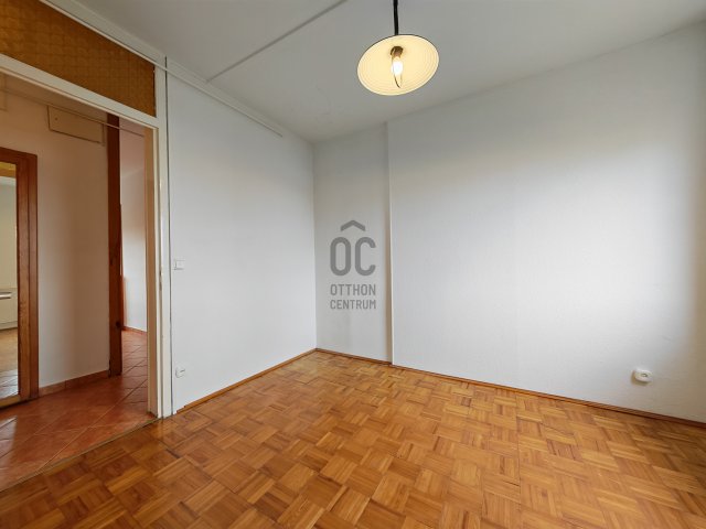 Eladó panellakás, Székesfehérvárott 56 M Ft, 4 szobás
