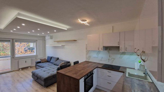 Eladó panellakás, Szegeden 56.9 M Ft, 2+1 szobás