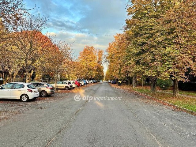 Eladó panellakás, Keszthelyen 59.9 M Ft, 3 szobás