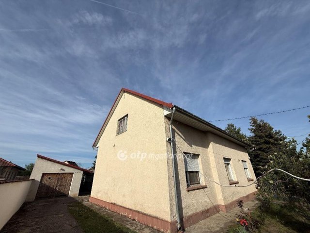 Eladó családi ház, Vecsésen 96 M Ft, 6 szobás