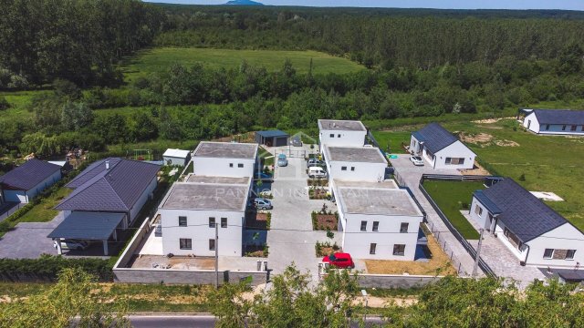 Eladó sorház, Ajkán 81 M Ft, 3 szobás / költözzbe.hu
