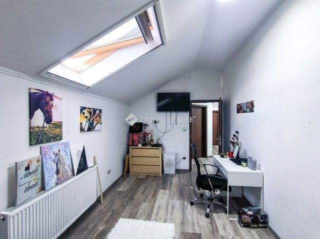 Eladó családi ház, Kiskunlacházán 427.5 M Ft, 9 szobás