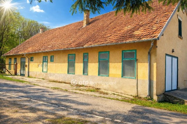 Eladó családi ház, Ajkán 26.8 M Ft, 4 szobás