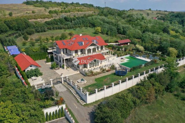 Eladó családi ház, Vácon 1090 M Ft, 16 szobás