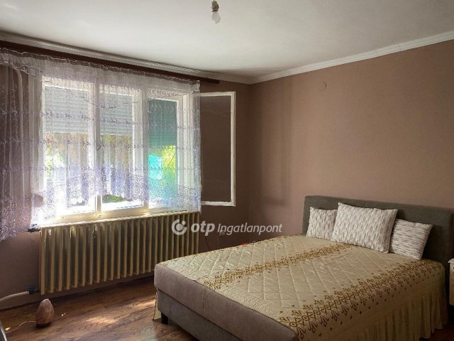 Eladó családi ház, Kunmadarason 10 M Ft, 2 szobás