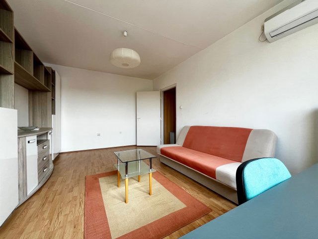 Kiadó panellakás, albérlet, Pécsett, Zója utcában, 1+1 szobás