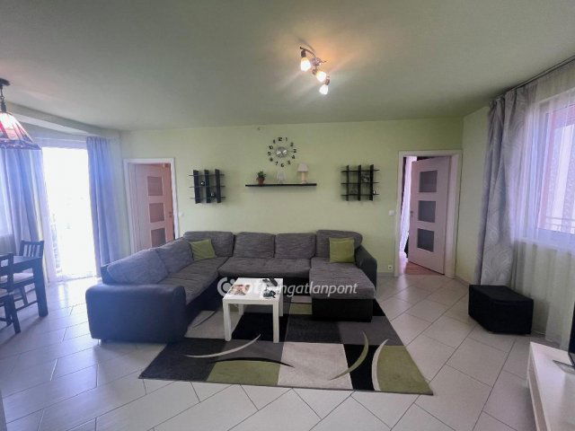 Eladó téglalakás, Szegeden 84.4 M Ft, 3 szobás