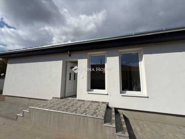 Eladó ikerház, Dánszentmiklóson 65 M Ft, 4 szobás